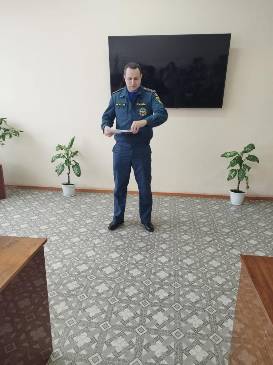 Инструктаж "О действиях при пожаре во время проведения новогодних и рождественских мероприятий" был проведён в Краснокутском зооветеринарном техникуме Фото 2