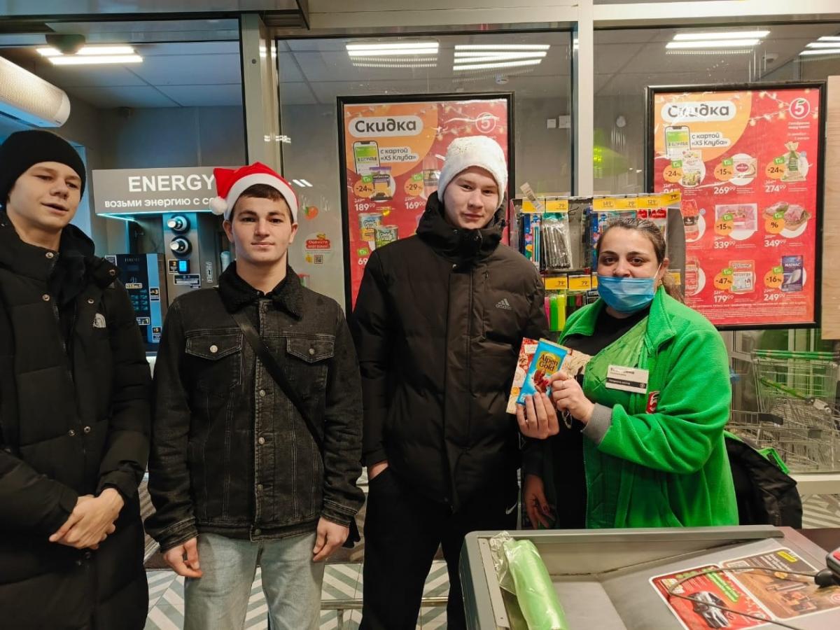 Студенты, активисты первичной организации #ДвижениеПервых, поздравили с Наступающим Новым годом тех, кто встретит его на работе Фото 1 Студенты, активисты первичной организации #ДвижениеПервых, поздравили с Наступающим Новым годом тех, кто встретит его на работе Фото 1