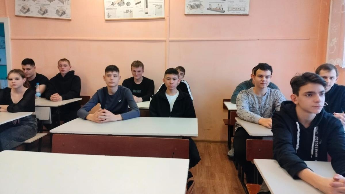 Понедельник, 13.01.2025 г. в Краснокутском зооветеринарном техникуме начался с традиционной торжественной линейки и Разговоров о важном Фото 3