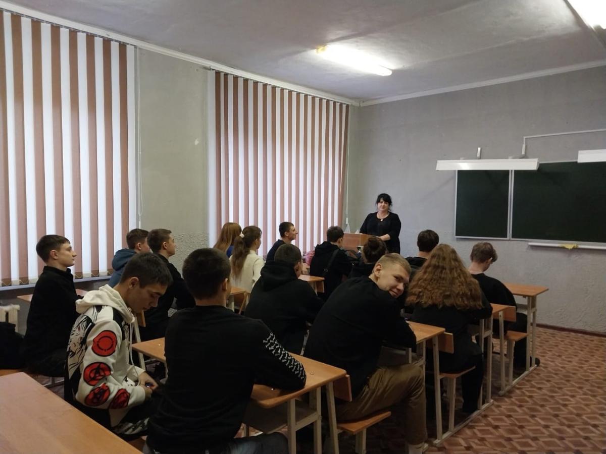 Понедельник, 13.01.2025 г. в Краснокутском зооветеринарном техникуме начался с традиционной торжественной линейки и Разговоров о важном Фото 4