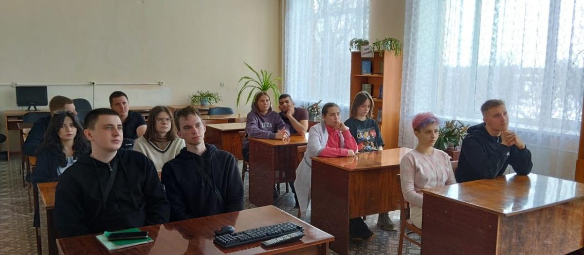 Утро понедельника в техникуме традиционно началось с торжественной линейки и Разговоров о важном. Фото 2