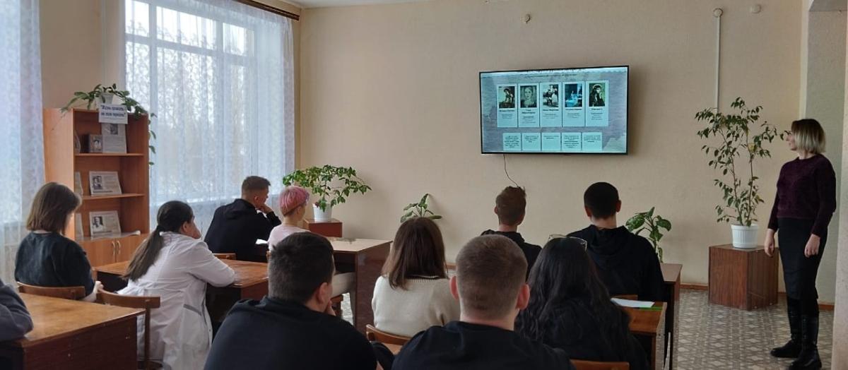 Утро понедельника в техникуме традиционно началось с торжественной линейки и Разговоров о важном. Фото 4