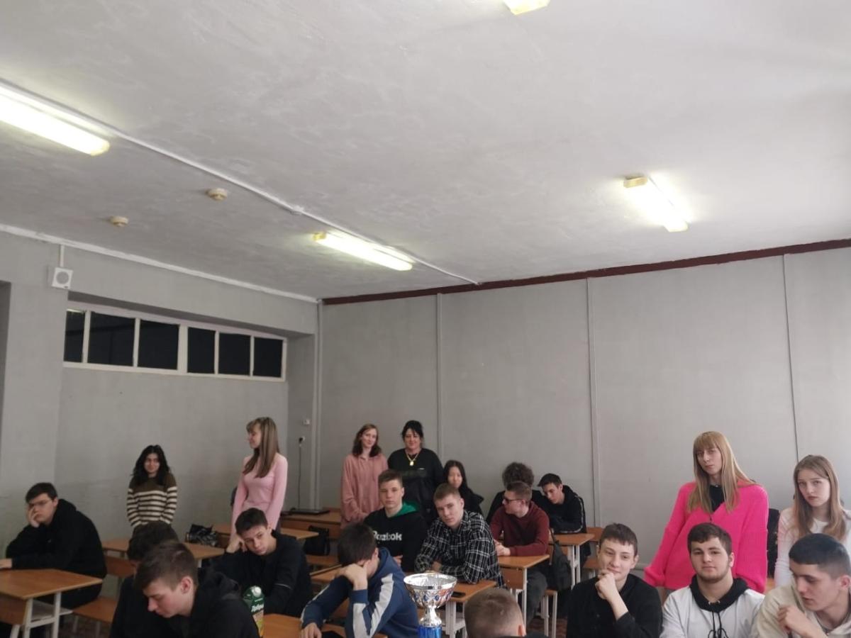 Утро понедельника в техникуме традиционно началось с торжественной линейки и Разговоров о важном. Фото 5