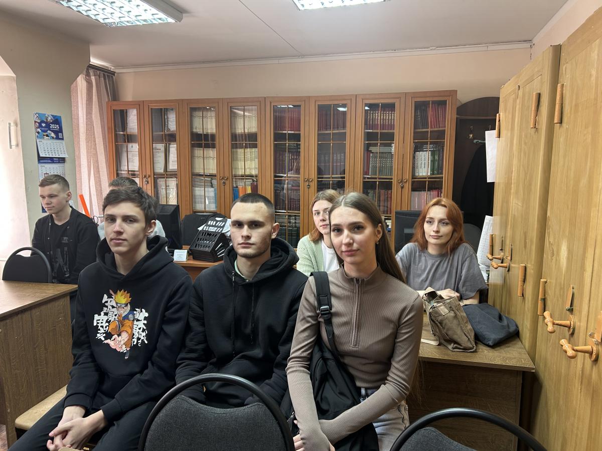 Студенты посетили Архив новейшей истории Саратовской области Фото 1