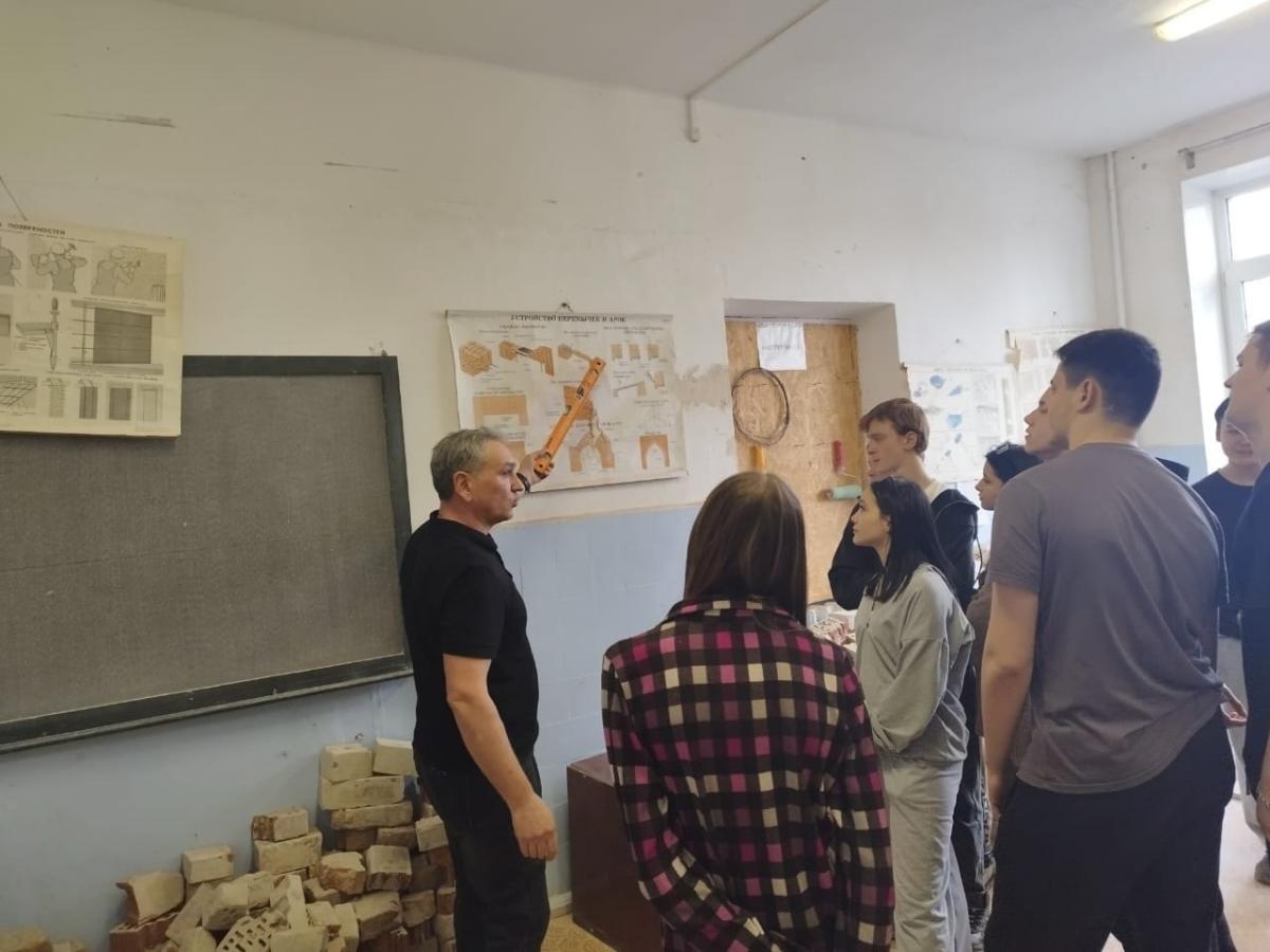 В рамках деловой программы III Регионального этапа Чемпионата "Профессионалы" в Краснокутском зооветеринарном техникуме прошёл Мастер-класс для студентов 1 курса   специальности 08. 02.01 Строительство и эксплуатация зданий и сооружений Фото 2