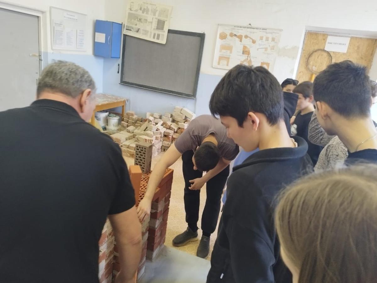 В рамках деловой программы III Регионального этапа Чемпионата "Профессионалы" в Краснокутском зооветеринарном техникуме прошёл Мастер-класс для студентов 1 курса   специальности 08. 02.01 Строительство и эксплуатация зданий и сооружений Фото 4