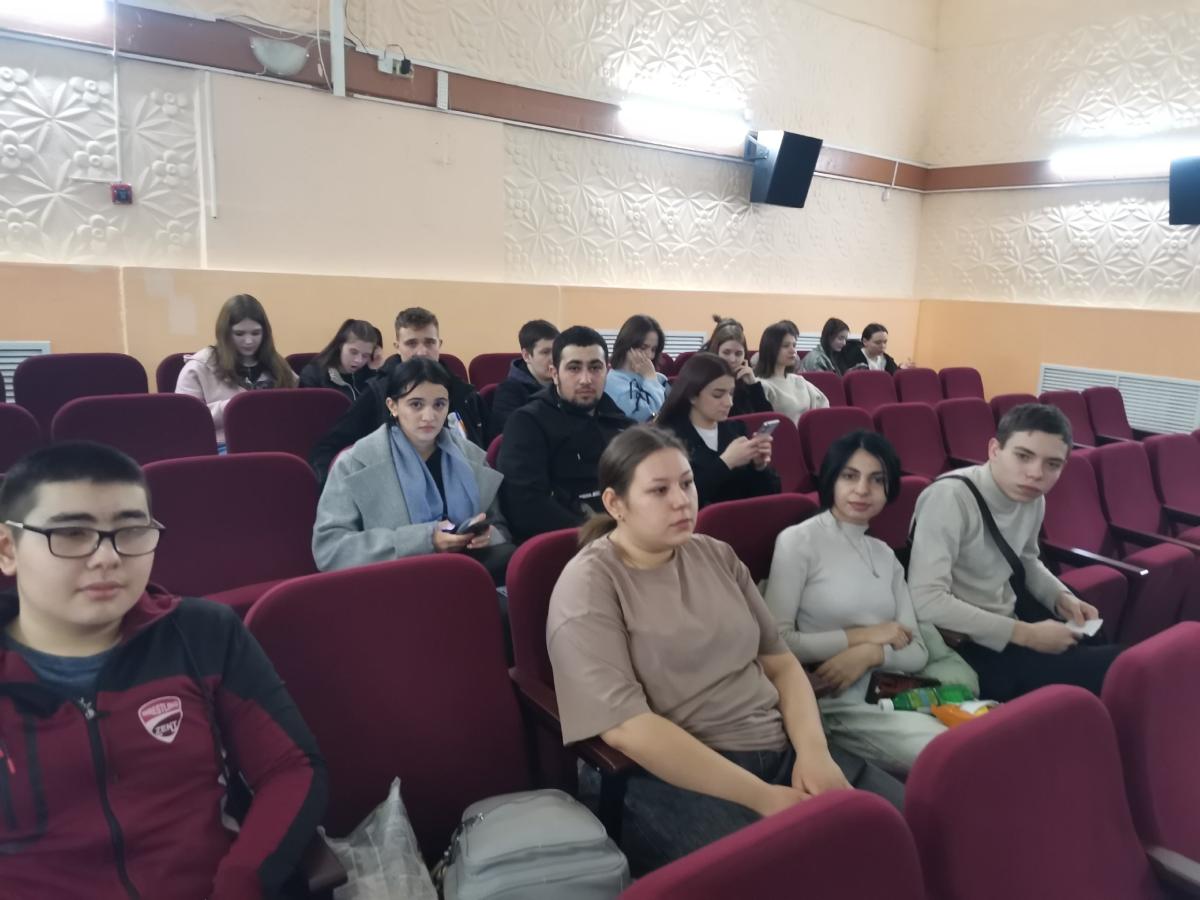 В рамках реализации проекта «Пушкинская карта» студенты посетили кинотеатр им. К. Маркса Фото 2