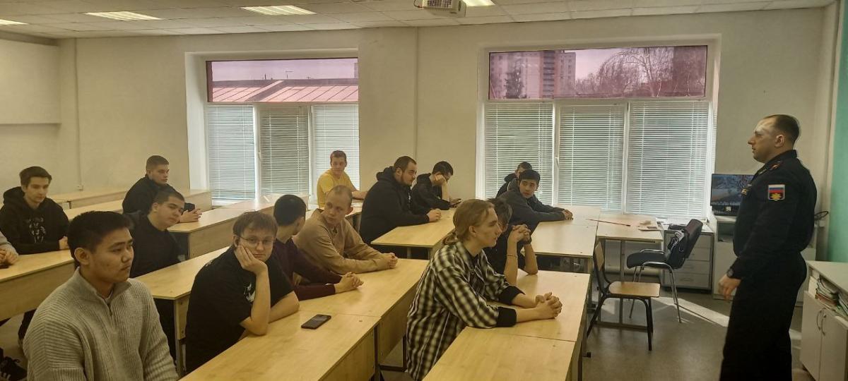Встреча обучающихся с представителем Вольского военного института материального обеспечения Фото 2