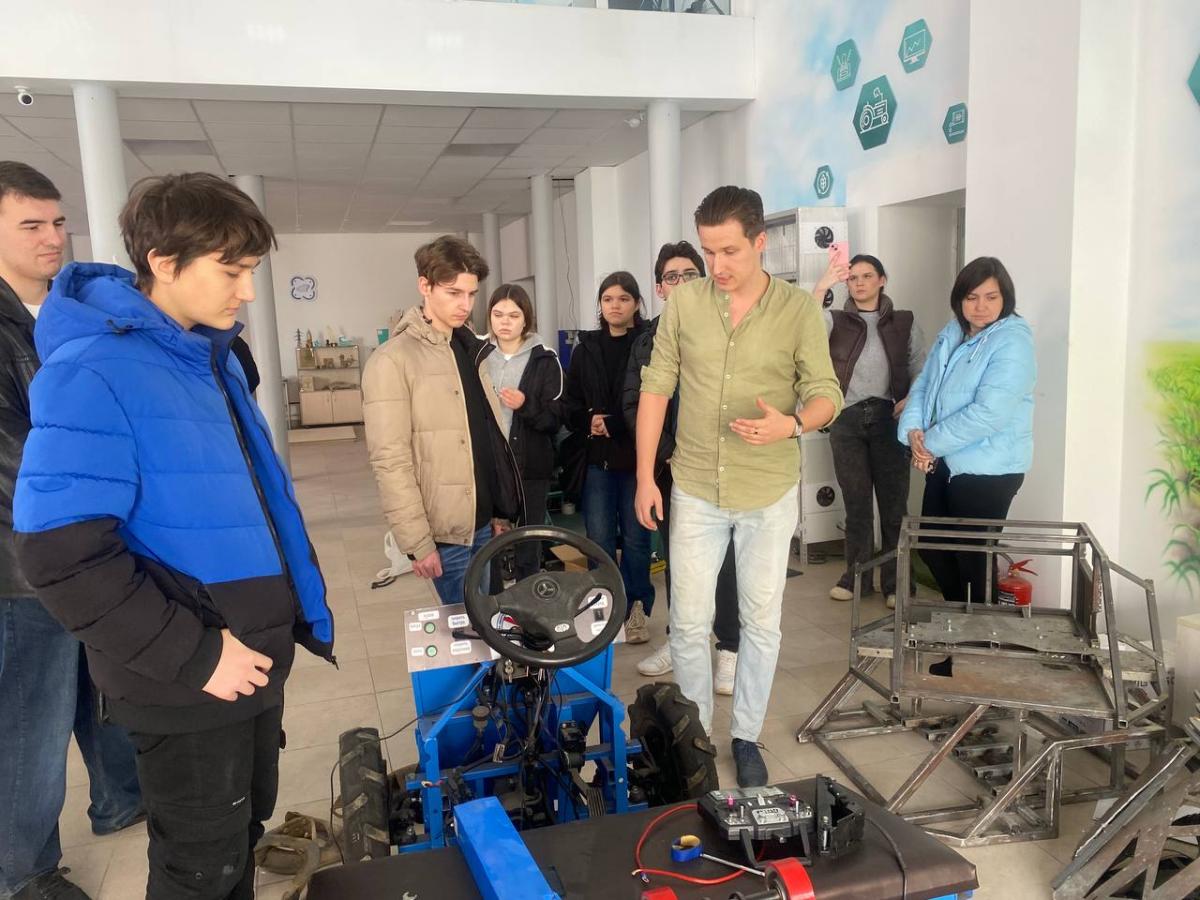 Школьники Екатериновского района посетили с экскурсией Вавиловский университет Фото 3