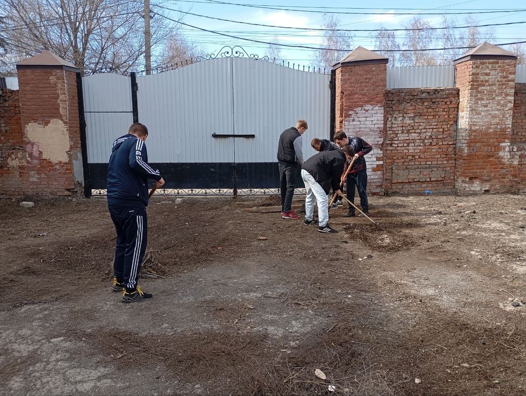 Субботник в Пугачевском филиале Фото 6