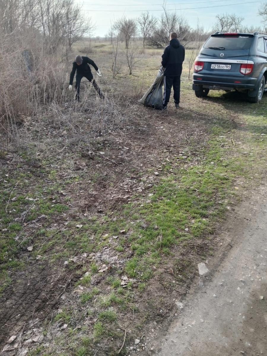 Студенты Краснокутского зооветеринарного техникума присоединились к старту  субботников, проходящих в рамках акции по благоустройству и озеленению территории Фото 2