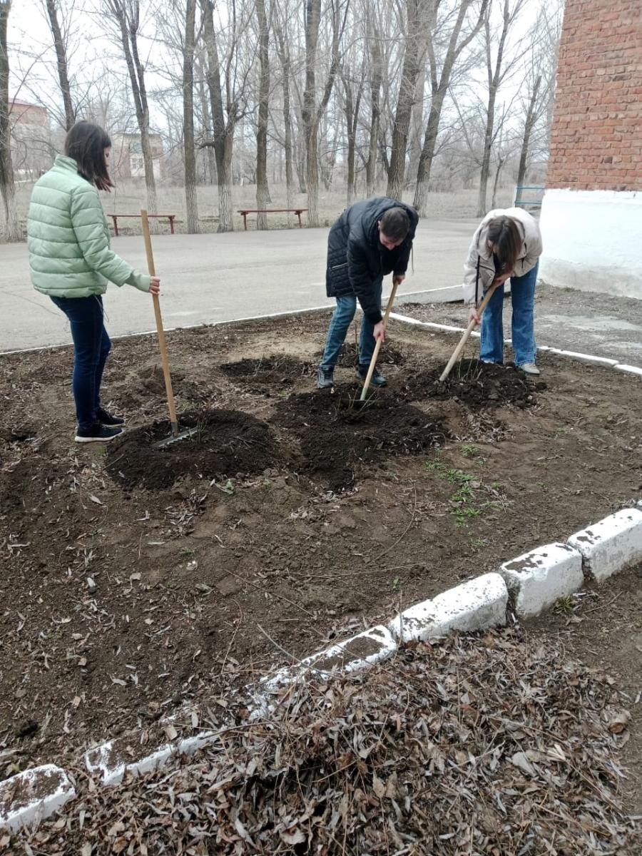 Студенты Краснокутского зооветеринарного техникума присоединились к старту  субботников, проходящих в рамках акции по благоустройству и озеленению территории Фото 3