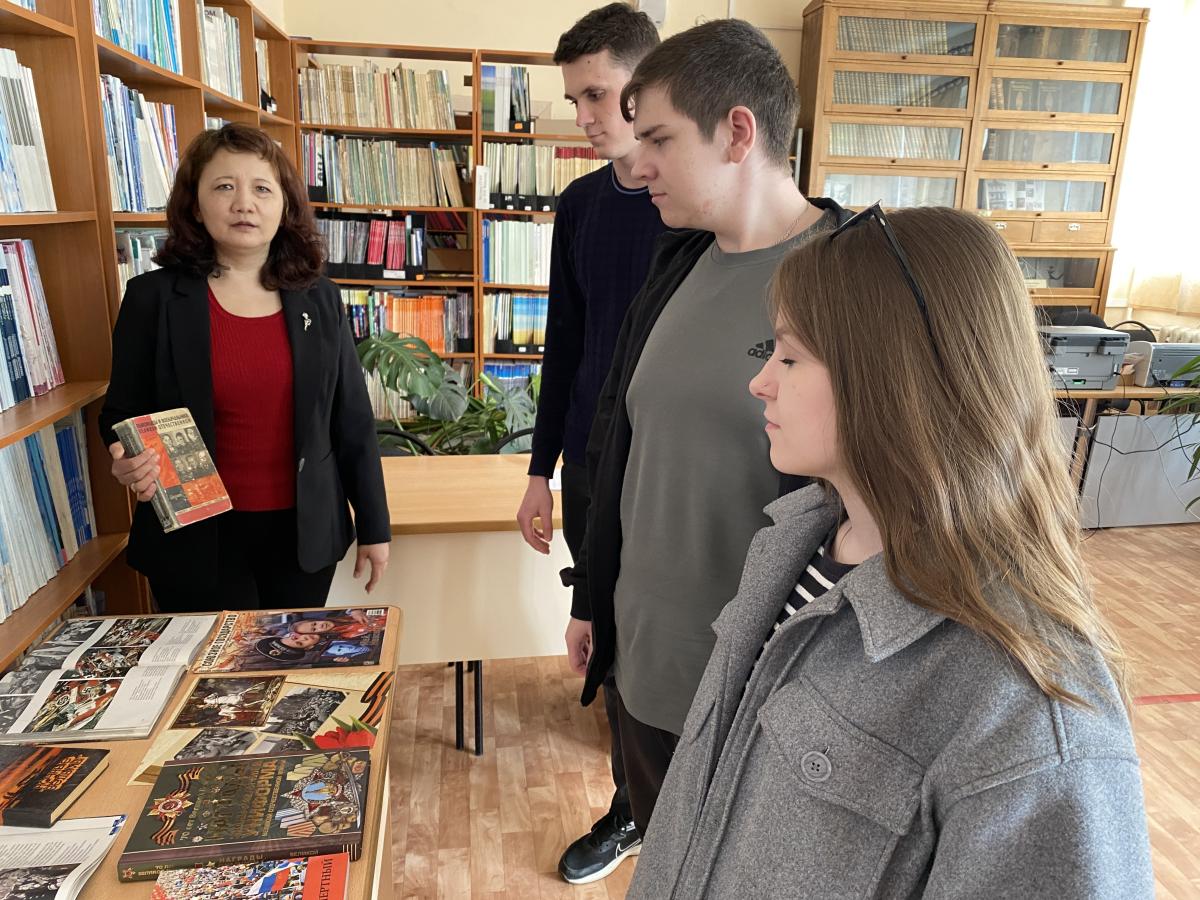 На книжной выставке «Путь мужества и славы» к 80-летию Победы в Великой Отечественной войне Фото 2 На книжной выставке «Путь мужества и славы» к 80-летию Победы в Великой Отечественной войне Фото 2