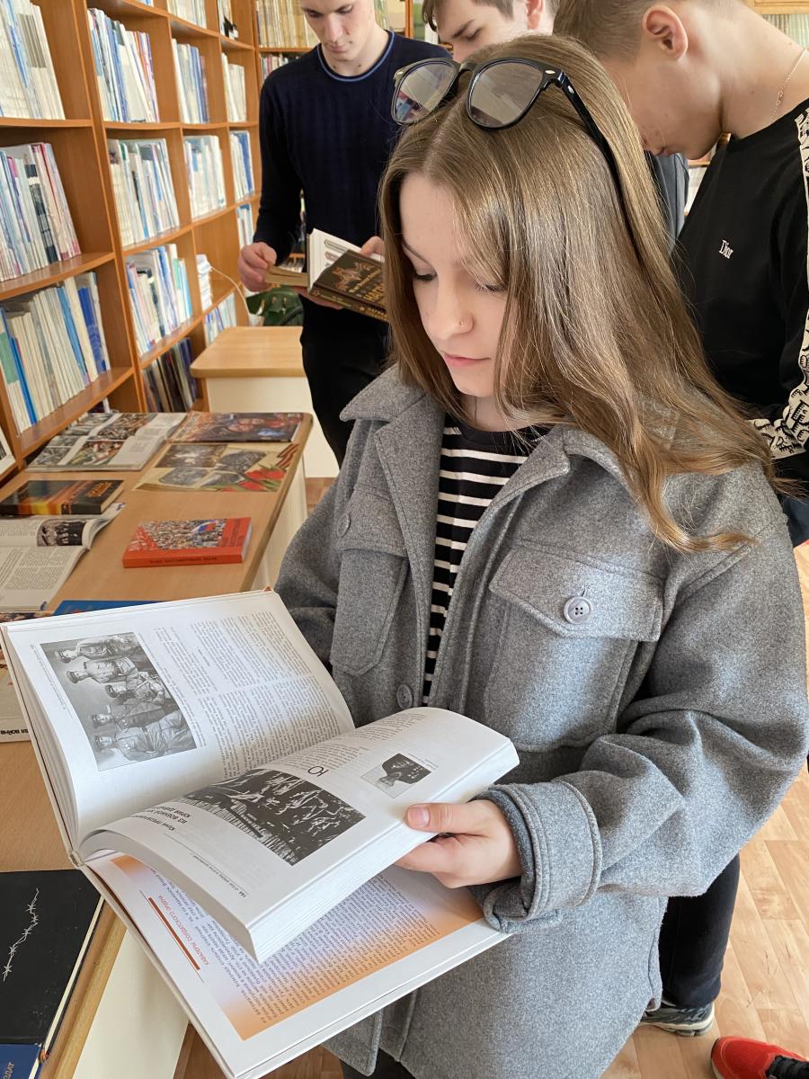 На книжной выставке «Путь мужества и славы» к 80-летию Победы в Великой Отечественной войне Фото 3 На книжной выставке «Путь мужества и славы» к 80-летию Победы в Великой Отечественной войне Фото 3