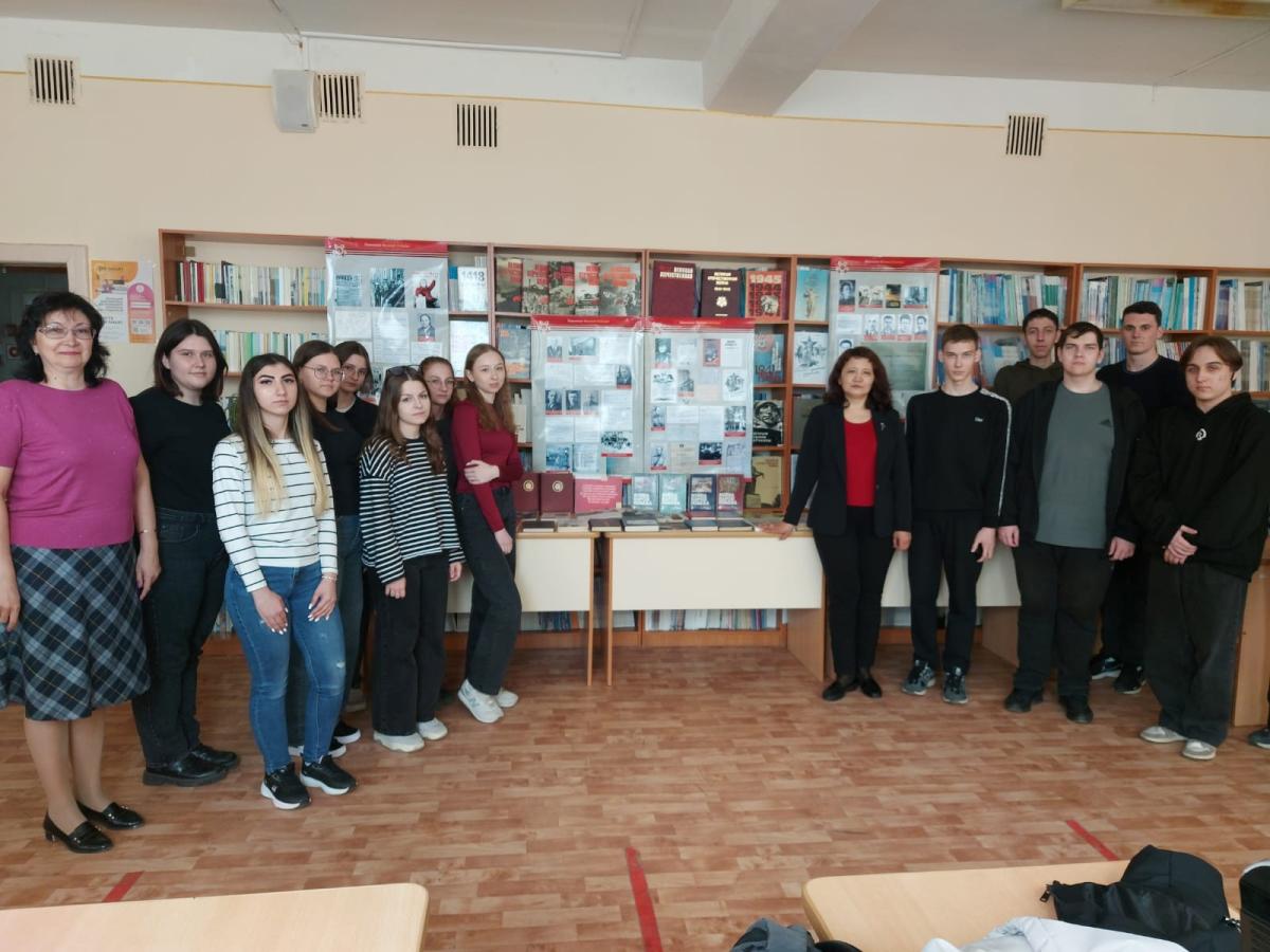 На книжной выставке «Путь мужества и славы» к 80-летию Победы в Великой Отечественной войне Фото 4 На книжной выставке «Путь мужества и славы» к 80-летию Победы в Великой Отечественной войне Фото 4