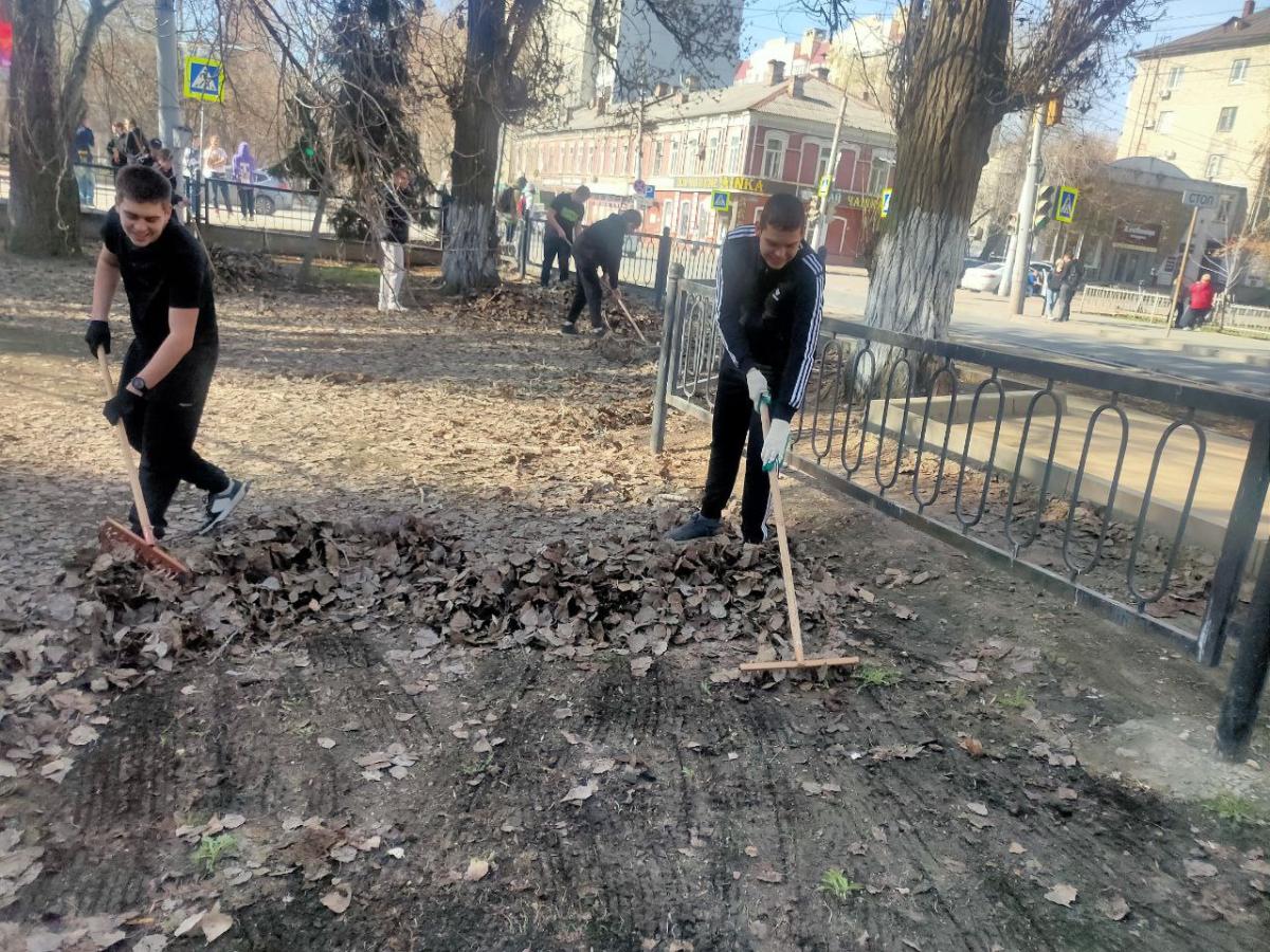 Студенты приняли участие в общегородском субботнике Фото 4