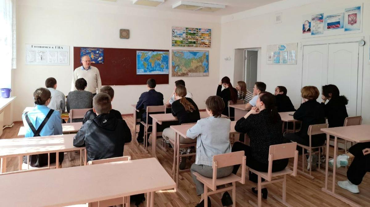 В МОУ СОШ с. Репное и МАОУ СОШ с. Большой Мелик Балашовского района Саратовской области проведена профориентационная работа Фото 1