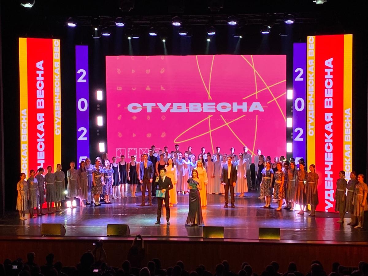 Обучающиеся колледжа посетили гала-концерт фестиваля «Саратовская студенческая весна – 2025» Фото 4