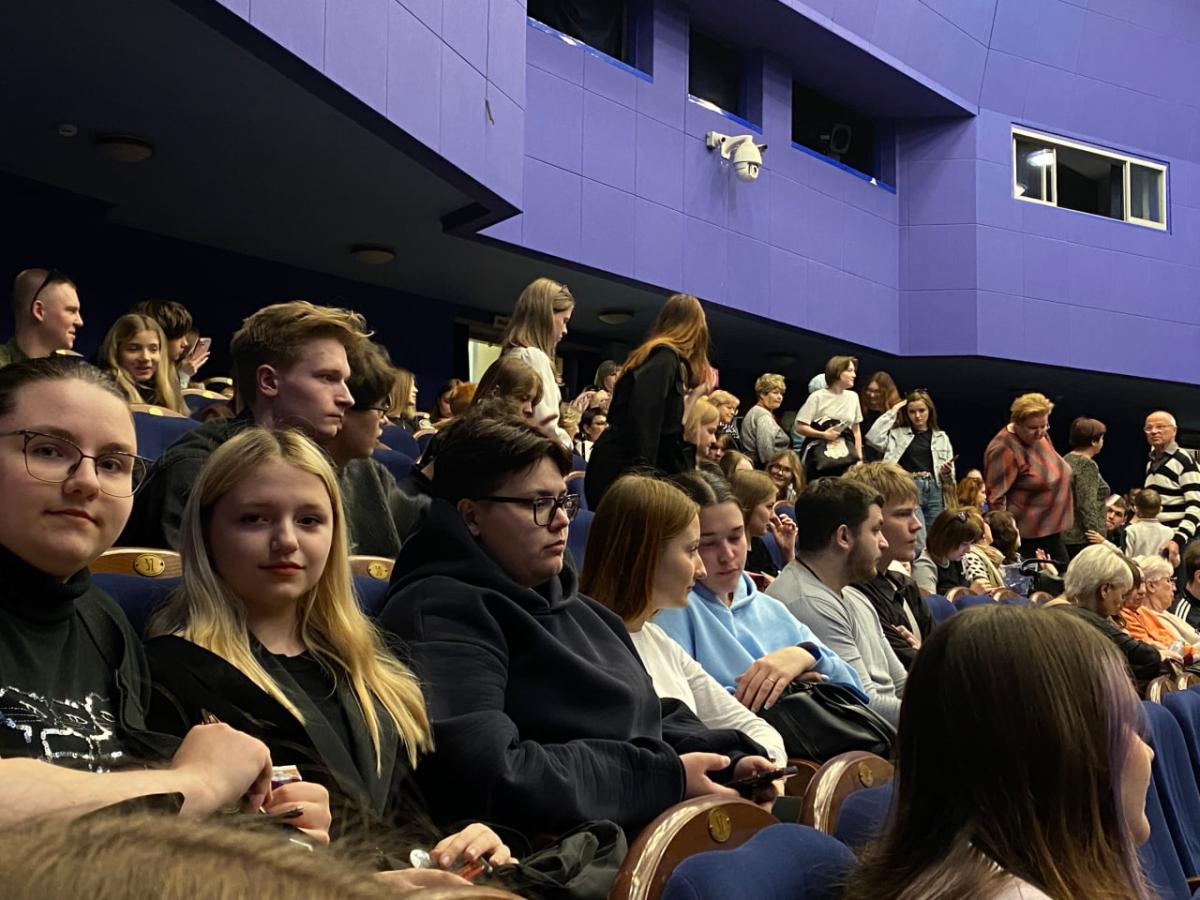 Обучающиеся колледжа посетили гала-концерт фестиваля «Саратовская студенческая весна – 2025» Фото 6