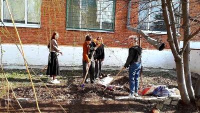 Продолжаются субботники по благоустройству территории Краснокутского техникума