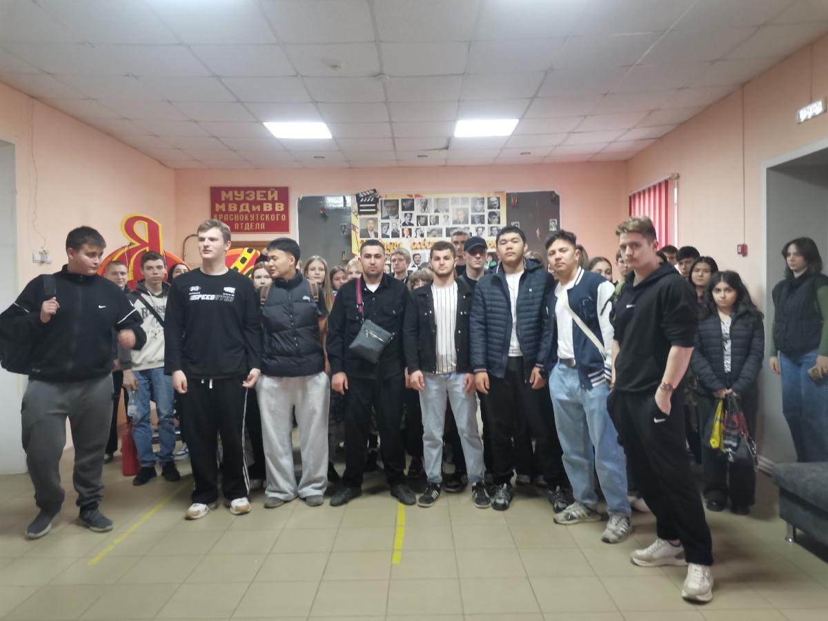 Студенты Краснокутского зооветеринарного техникума посетили кинотеатр им К. Маркса Фото 1