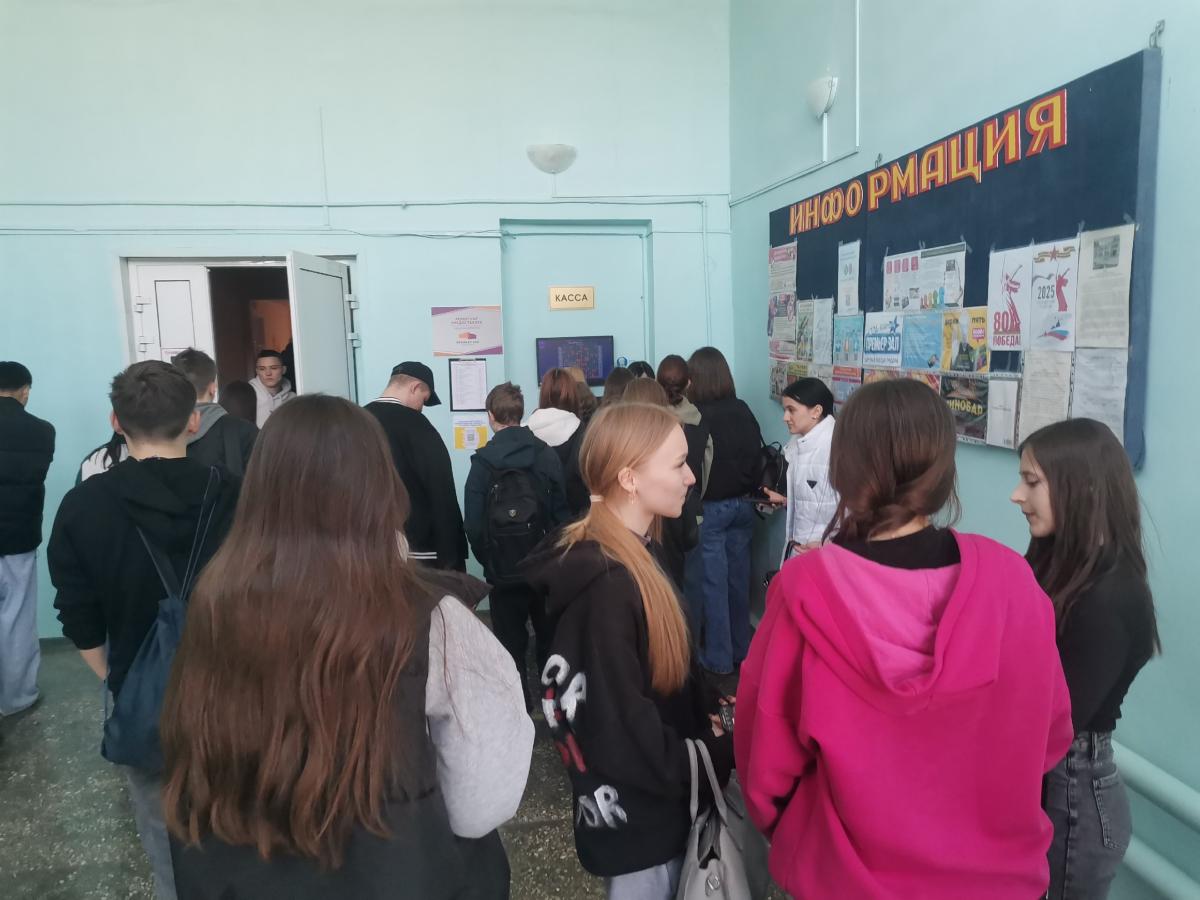 Студенты Краснокутского зооветеринарного техникума посетили кинотеатр им К. Маркса Фото 2