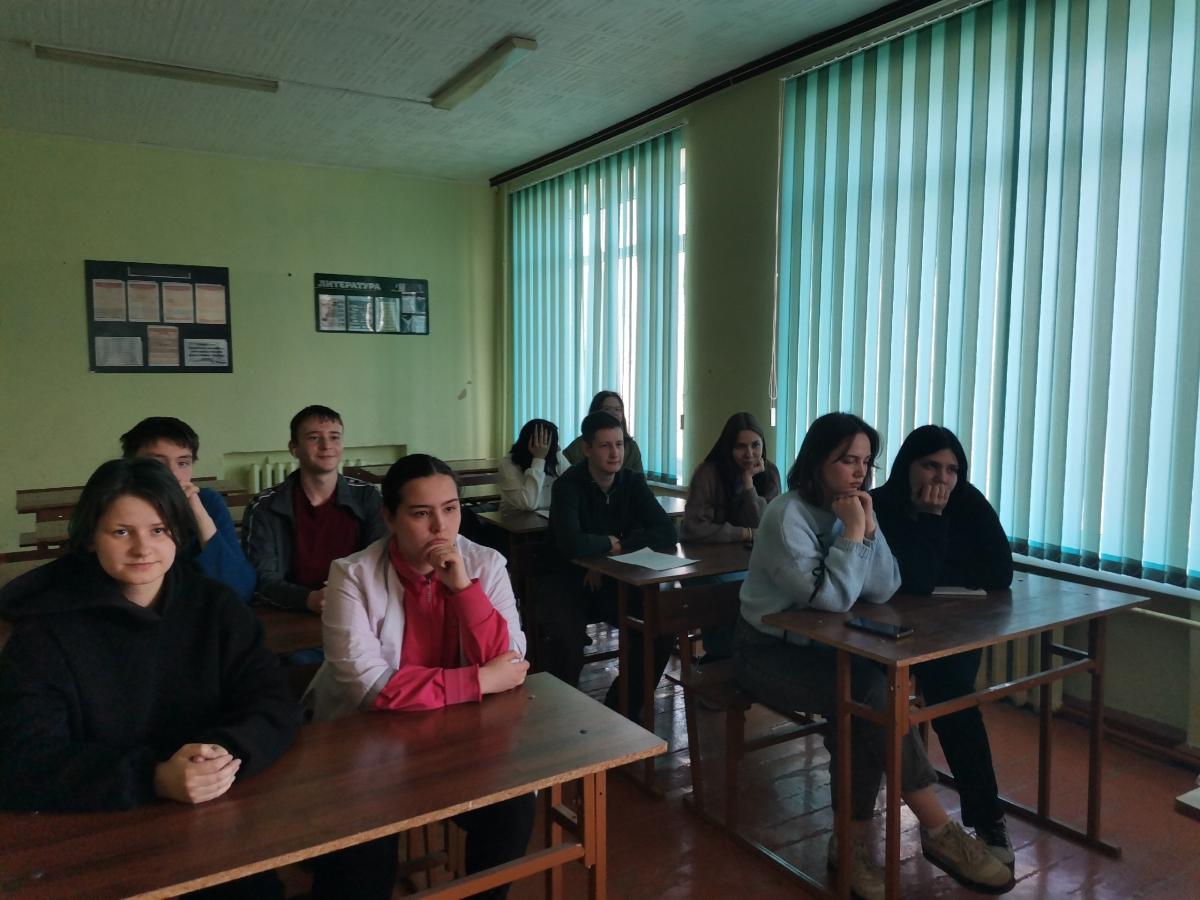Традиционно неделя в Краснокутском зооветеринарном техникуме началась с торжественной линейки и Разговоров о важном Фото 1