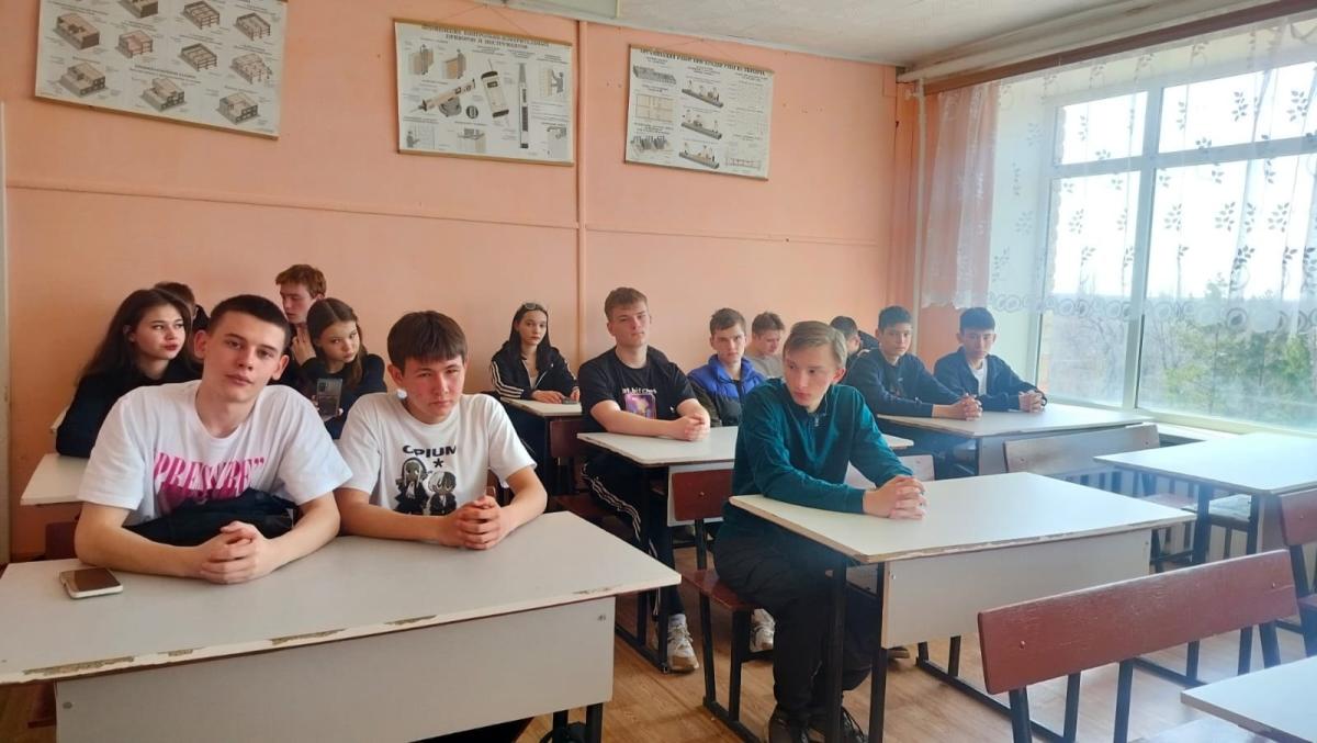 Традиционно неделя в Краснокутском зооветеринарном техникуме началась с торжественной линейки и Разговоров о важном Фото 2