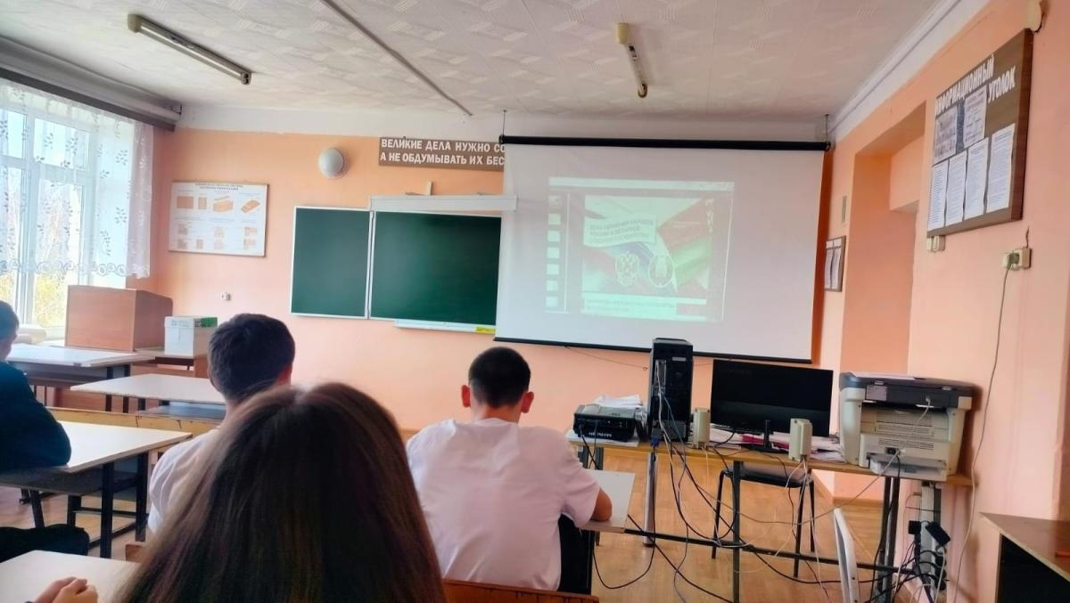Традиционно неделя в Краснокутском зооветеринарном техникуме началась с торжественной линейки и Разговоров о важном Фото 3