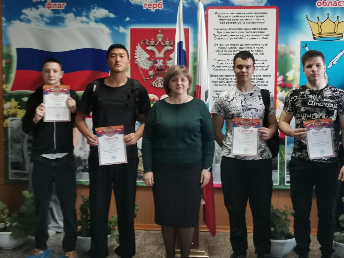 Традиционно неделя в Краснокутском зооветеринарном техникуме началась с торжественной линейки и Разговоров о важном