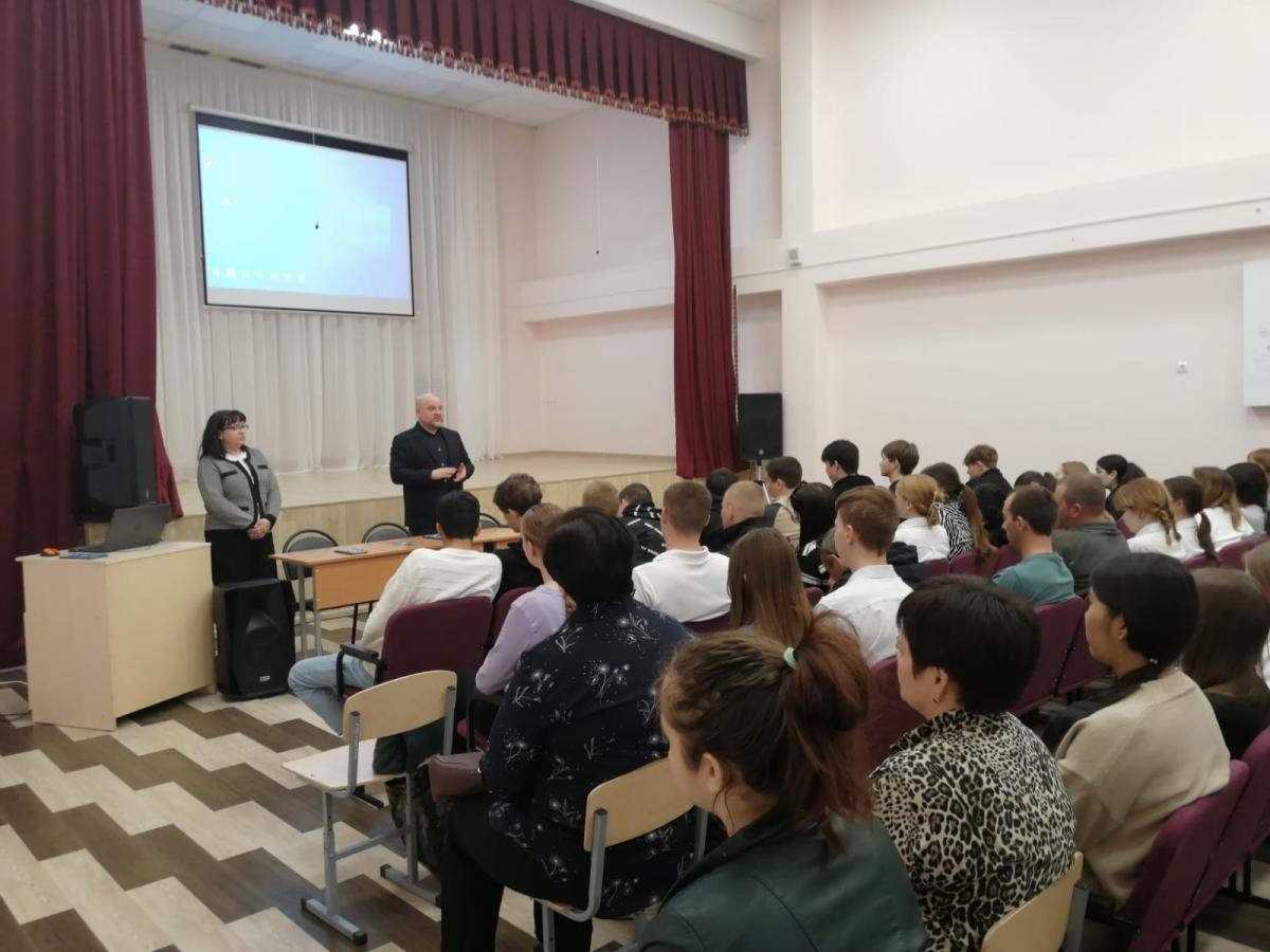 Представители вуза встретились со школьниками Перелюбского района
