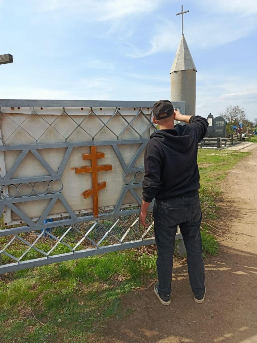 Накануне светлого праздника Пасхи студенты 2 курса Строительного отделения присоединились к субботнику на городском кладбище Фото 1