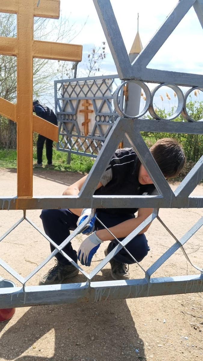 Накануне светлого праздника Пасхи студенты 2 курса Строительного отделения присоединились к субботнику на городском кладбище Фото 2