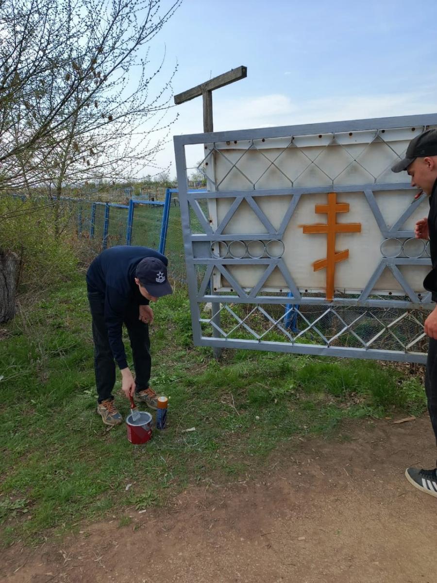 Накануне светлого праздника Пасхи студенты 2 курса Строительного отделения присоединились к субботнику на городском кладбище