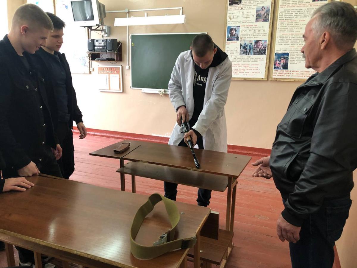 В Краснокутском зооветеринарном техникуме в рамках Деловой программы состоялся конкурс по строевой подготовке Фото 6