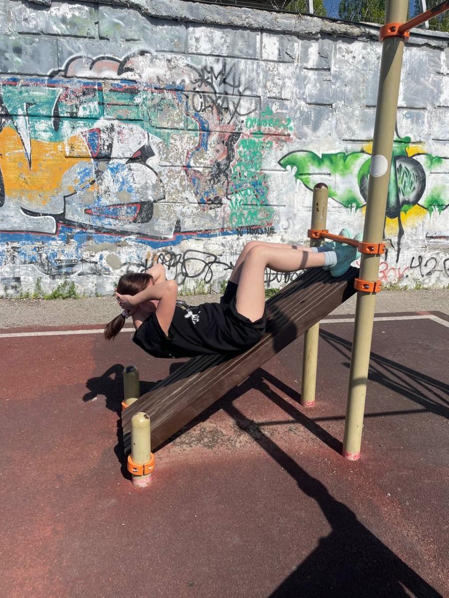 Спортивное занятие «Мы выбираем спорт» с использованием тренажеров на улице Фото 4