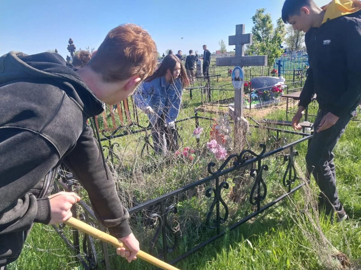 Студенты Краснокутского филиала ФГБOУ Вавиловский университет провели уборку мест захоронения участников Великой Отечественной войны, преподавателей и сотрудников техникума Фото 3