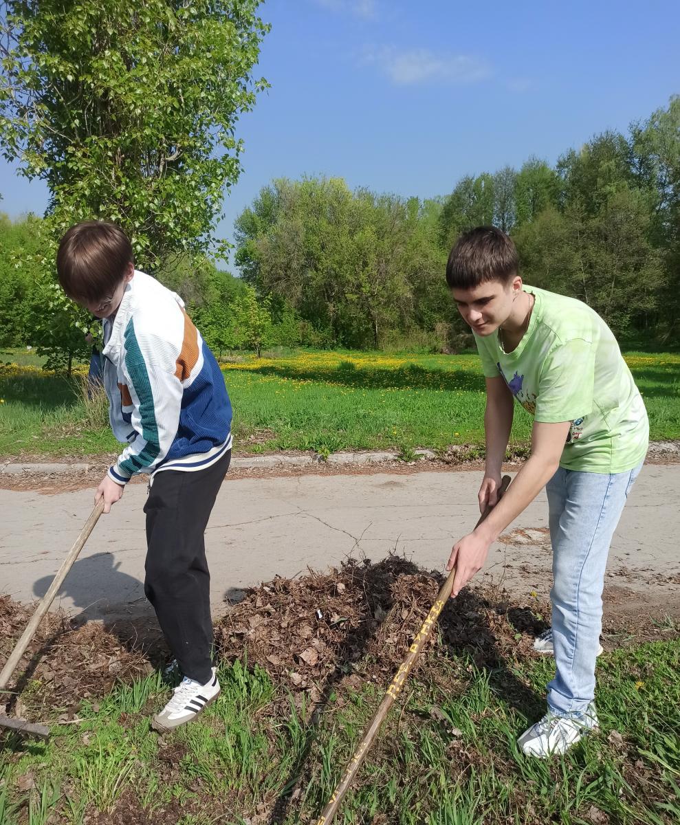 Участие преподавателей и студентов в  благоустройстве УНПК «Агроцентр» Фото 5