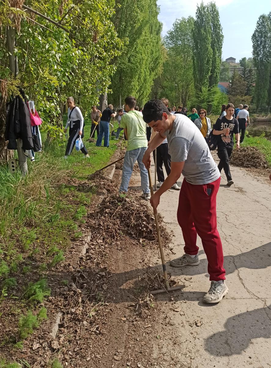 Участие преподавателей и студентов в  благоустройстве УНПК «Агроцентр» Фото 9