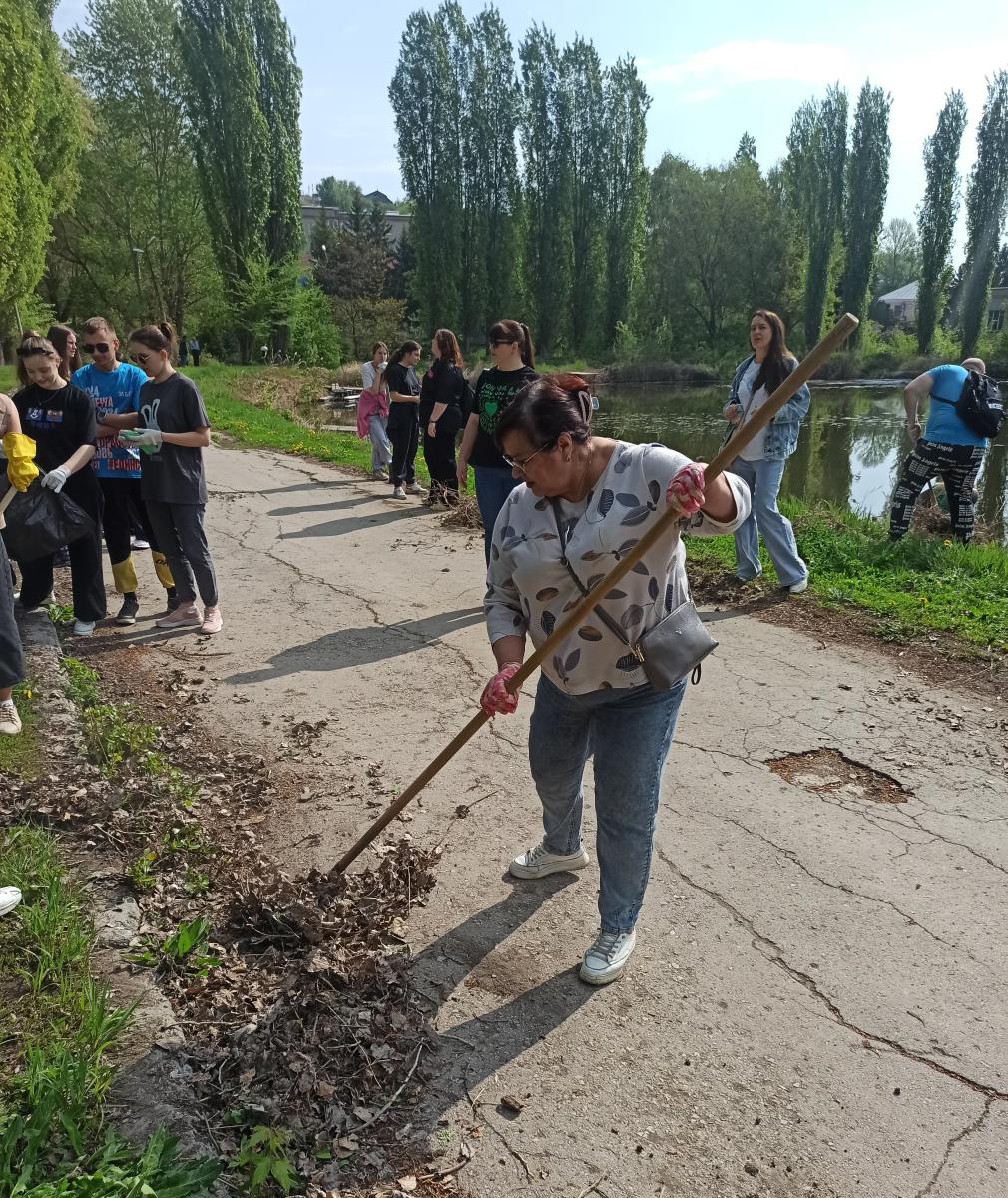 Участие преподавателей и студентов в  благоустройстве УНПК «Агроцентр» Фото 10