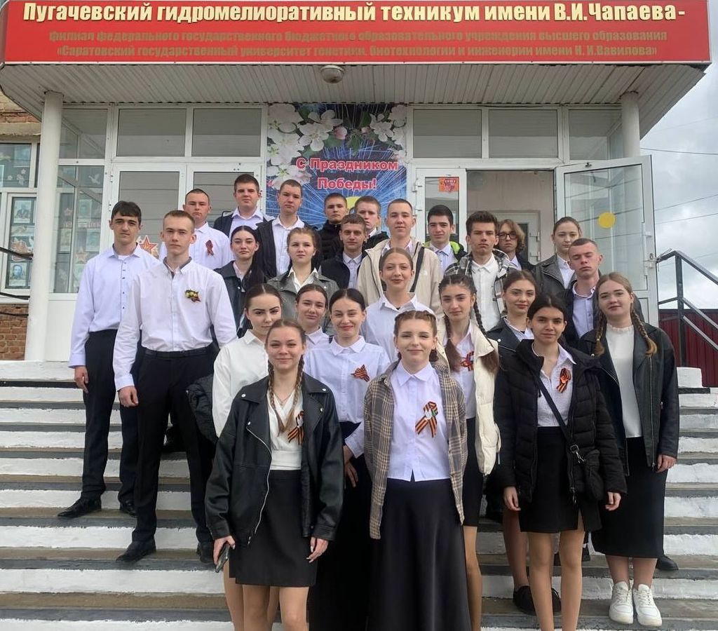 Церемония возложения цветов к бюстам Героев Советского Союза, погибшим в годы Великой Отечественной войны