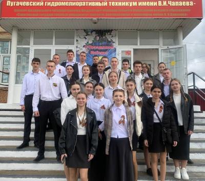 Церемония возложения цветов к бюстам Героев Советского Союза, погибшим в годы Великой Отечественной войны