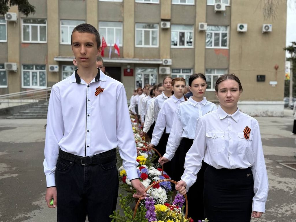 Церемония возложения цветов к бюстам Героев Советского Союза, погибшим в годы Великой Отечественной войны Фото 1