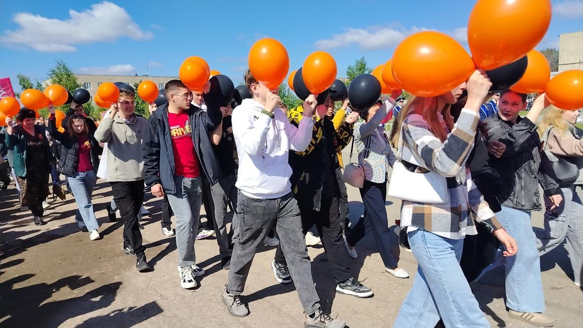 9 мая 2025 года, преподаватели и студенты, сотрудники техникума приняли участие в Параде Победы Фото 2 9 мая 2025 года, преподаватели и студенты, сотрудники техникума приняли участие в Параде Победы Фото 2