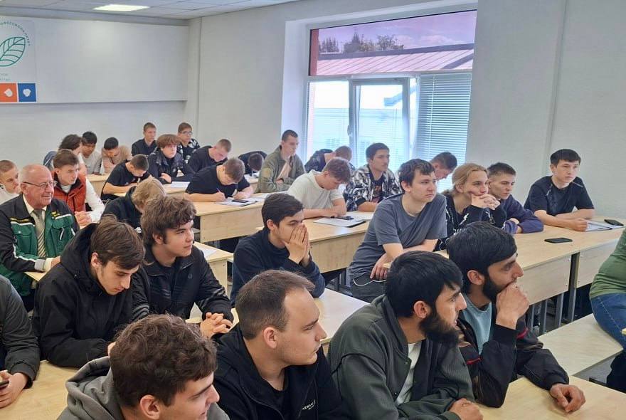 Беседа на тему «Профилактика вовлечения несовершеннолетних в преступления, связанные с организацией и проведением незаконных финансовых операций», в рамках Единого дня профилактики безнадзорности и правонарушений Фото 3