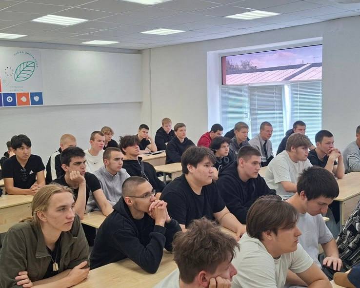 Встреча обучающихся с представителями Вольского военного института материального обеспечения и с представителями 12 Главного Управления Минобороны России Фото 3