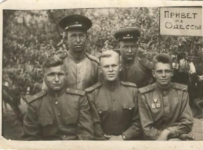 На фото прадедушка со своими однополчанами. Фото сделано вскоре после выписки из госпиталя