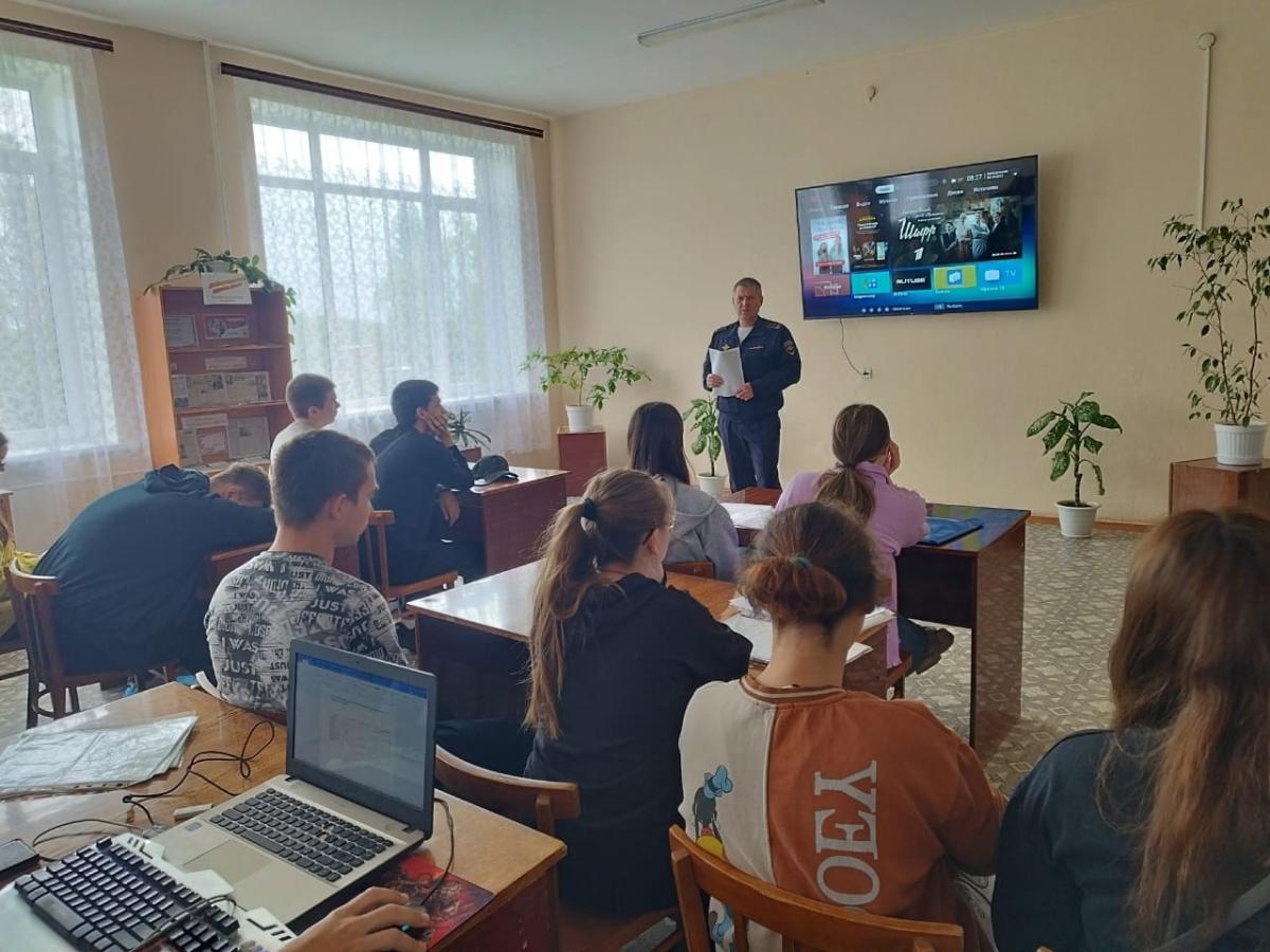 Сотрудники полиции провели профориентационную беседу со студентами Фото 1