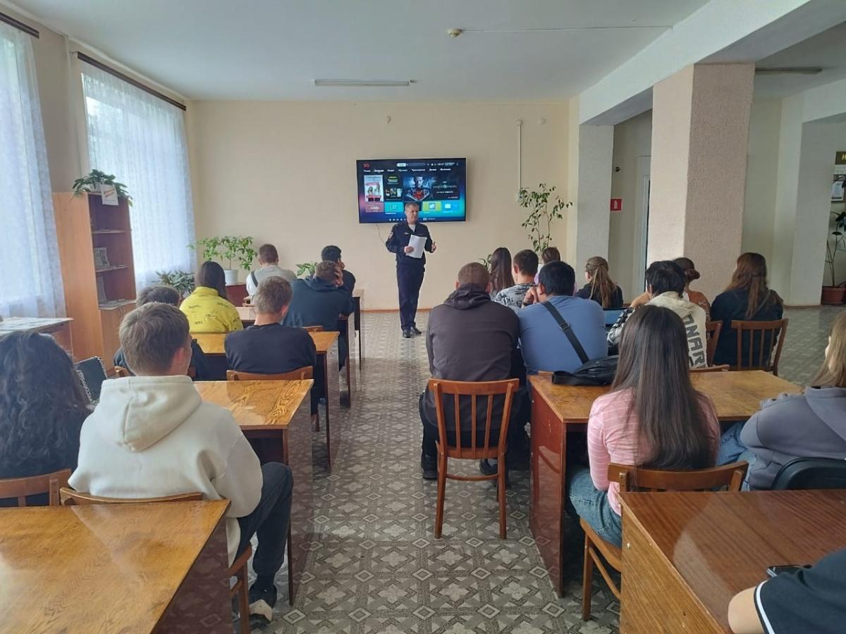 Сотрудники полиции провели профориентационную беседу со студентами Фото 2