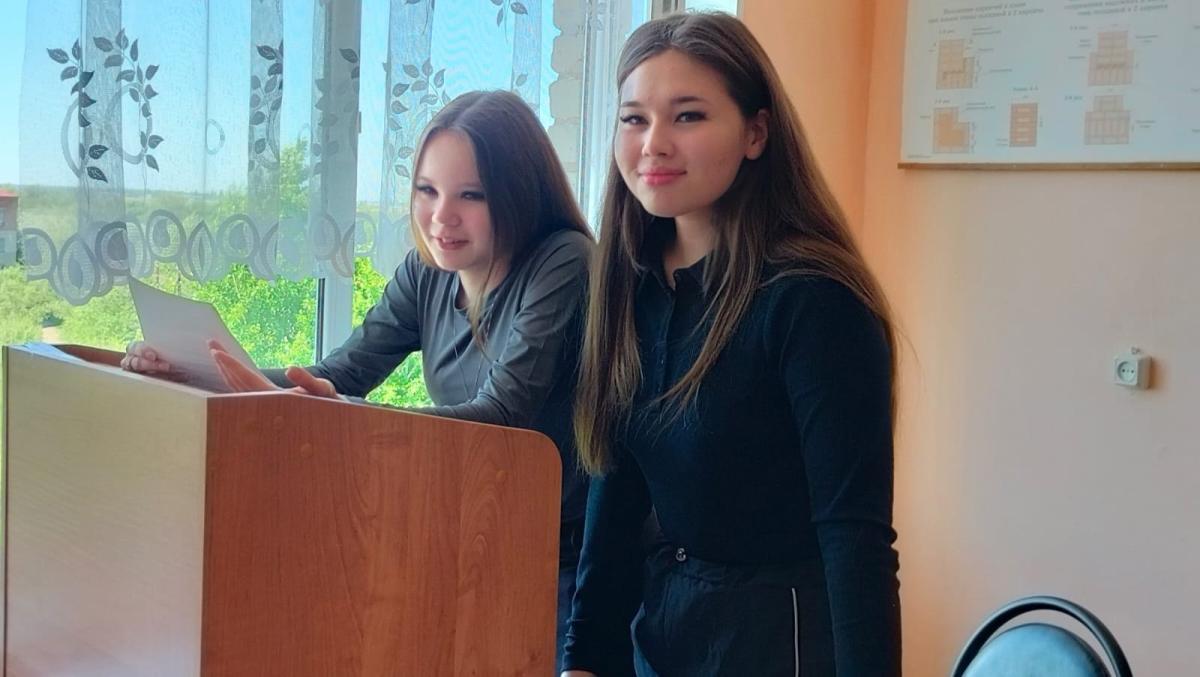 Сегодня прошла линейка, на которой Варапаева А. Н., заместитель директора по УР, чествовала ребят и кураторов, принявших участие в военно-спортивный игре "Зарница 2.0." Фото 1